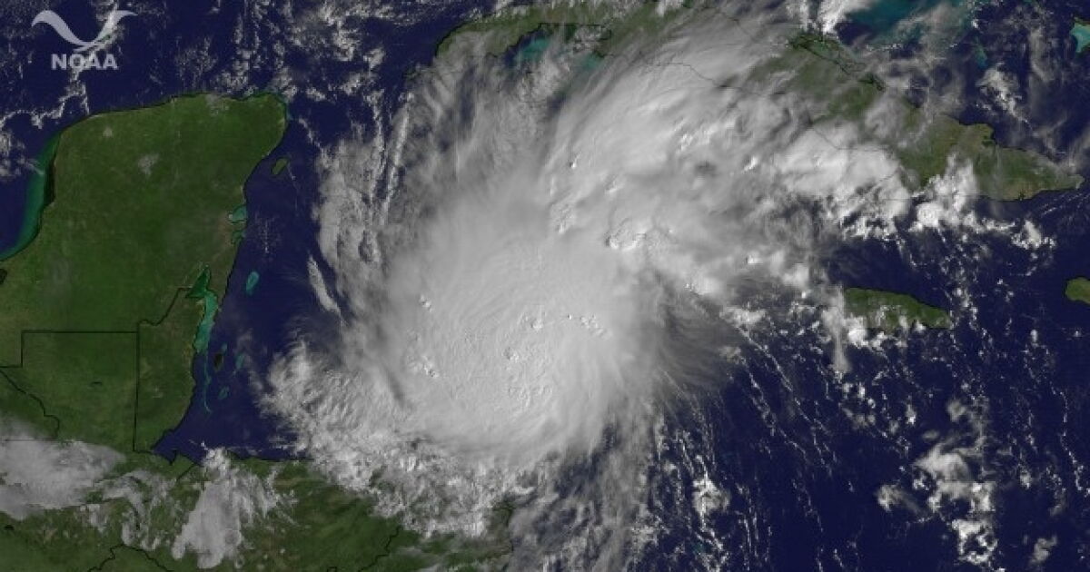 La llegada del huracán 'Rina' pone en alerta a la Península de Yucatán