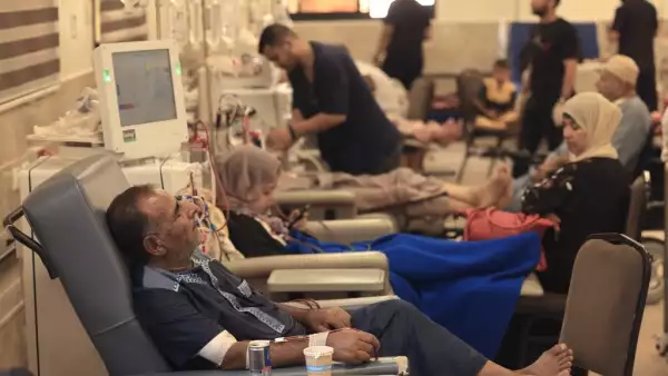 Los pacientes se someten a diálisis en un hospital de Khan Yunis, en el sur de la Franja de Gaza, el 24 de octubre de 2023, en medio de las batallas en curso entre Israel y el grupo palestino Hamas.