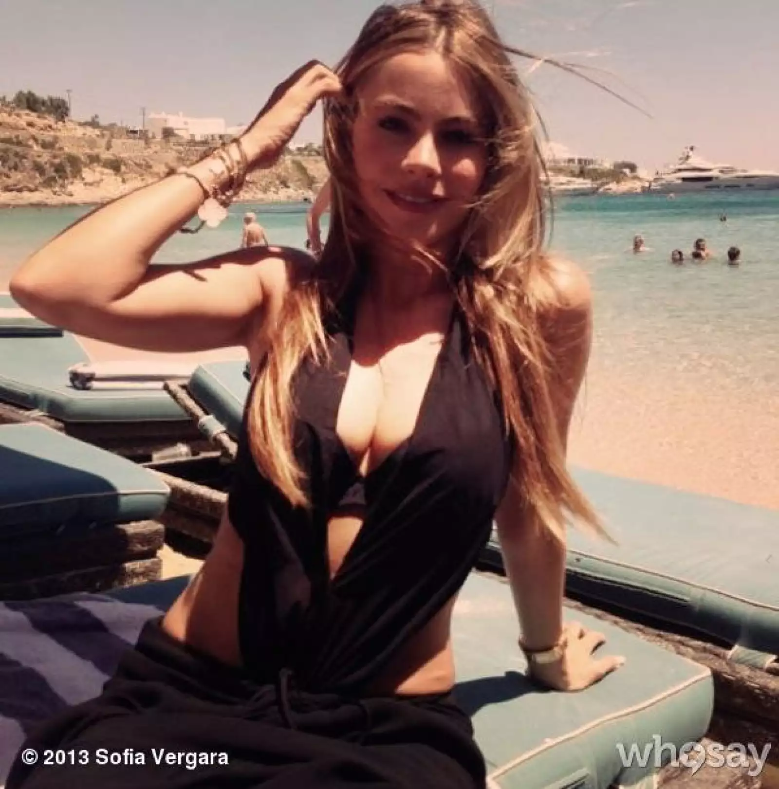 La actriz colombiana se encuentra vacacionando en Mykonos, Grecia, desde donde nos ha compartido sexys fotografías.