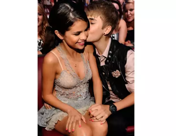 Justin está muy enamorado y cada vez que tiene oportunidad se come a besos a su novia, Selena Gomez.