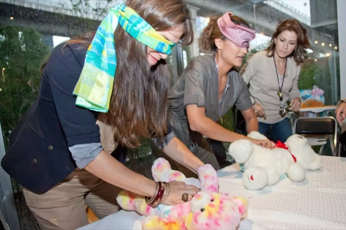 Las participantes tuvieron que cambiarle el pañal a un oso.