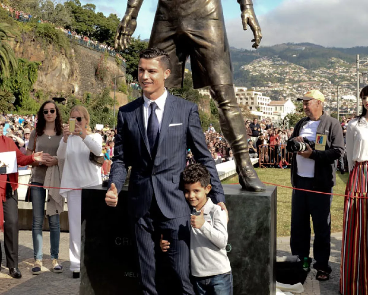El futbolista develó una estatua en su honor pero el tamaño que le pusieron a su miembro viril fue lo que causó sensación.