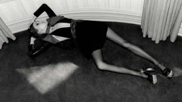 Las autoridades británicas consideraron que es irresponsable que se publique el anuncio de la marca de modas francesa para la revista Elle en su versión británica.