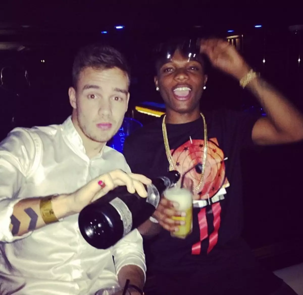 El integrante de One Direction decidió complacer a su amigo Wizkid (rapero) con una costosa botella de dicha bebida.