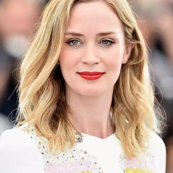 Emily Blunt lució muy natural y optó por labios extra rojos. Llevó los ojos con sombras para resaltarlos y el pelo suelto muy natural.