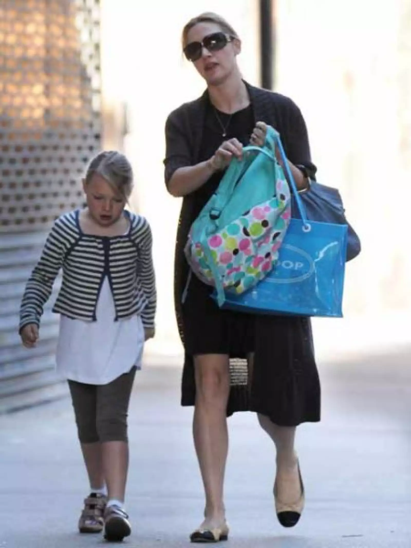 Kate Winslet no conforme con una, lleva tres bolsas y va acompañada de su hija Mia Honey Threapleton, en Nueva York.