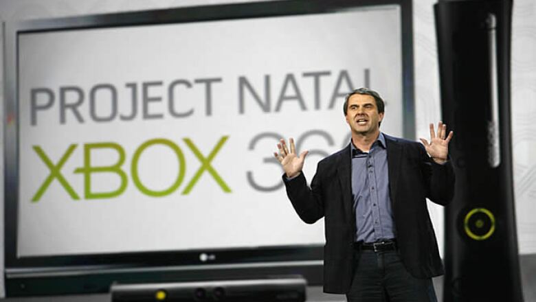 Microsoft había presentado hace unos meses este dispositivo, el cual te permite jugar utilizando tu cuerpo como control. Este aparato saldrá al mercado a principios de diciembre.