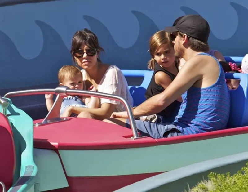 La socialité, su pareja Scott Disick y sus pequeños Mason y Penelope disfrutaron de una tarde en familia en el popular parque de diversiones.