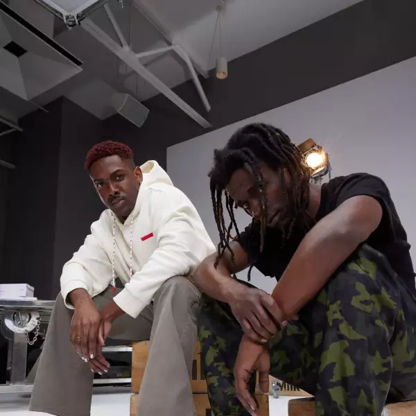 Dos modelos hombres portan los sneakers Reebok Milk.