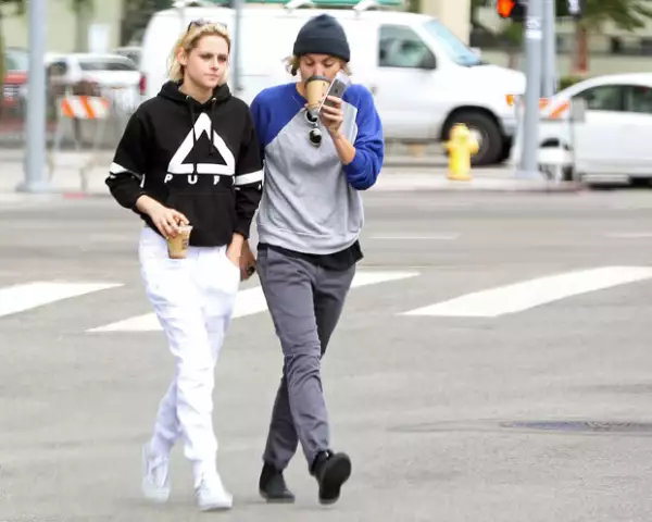 La ex pareja fue captada bebiendo café por las calles de California.