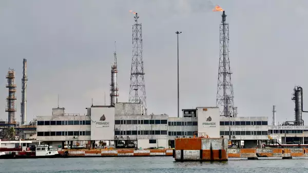 Fitch sube nota a Pemex tras rescate millonario de BB a B+, pero persiste fragilidad