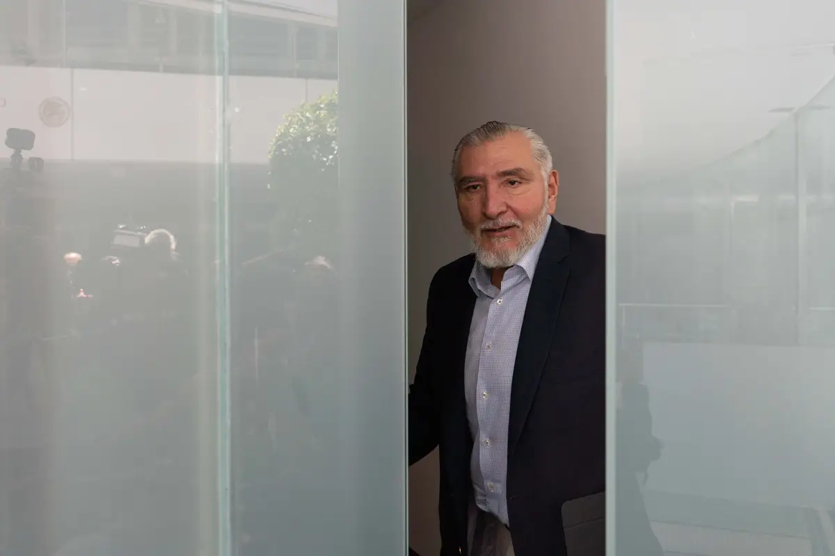 Adán Augusto López Hernández abre una puerta en el Senado. 