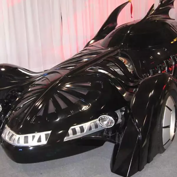 Tim Burton le pasó la estafeta a Joel Schumacher, quien fue director de ‘Batman Forever’ y ‘Batman y Robin’, por lo que el renovado Batimóvil utilizó el motor de un Chevrolet 350 ZZ3, con carrocería de fibra de vidrio y de carbono.