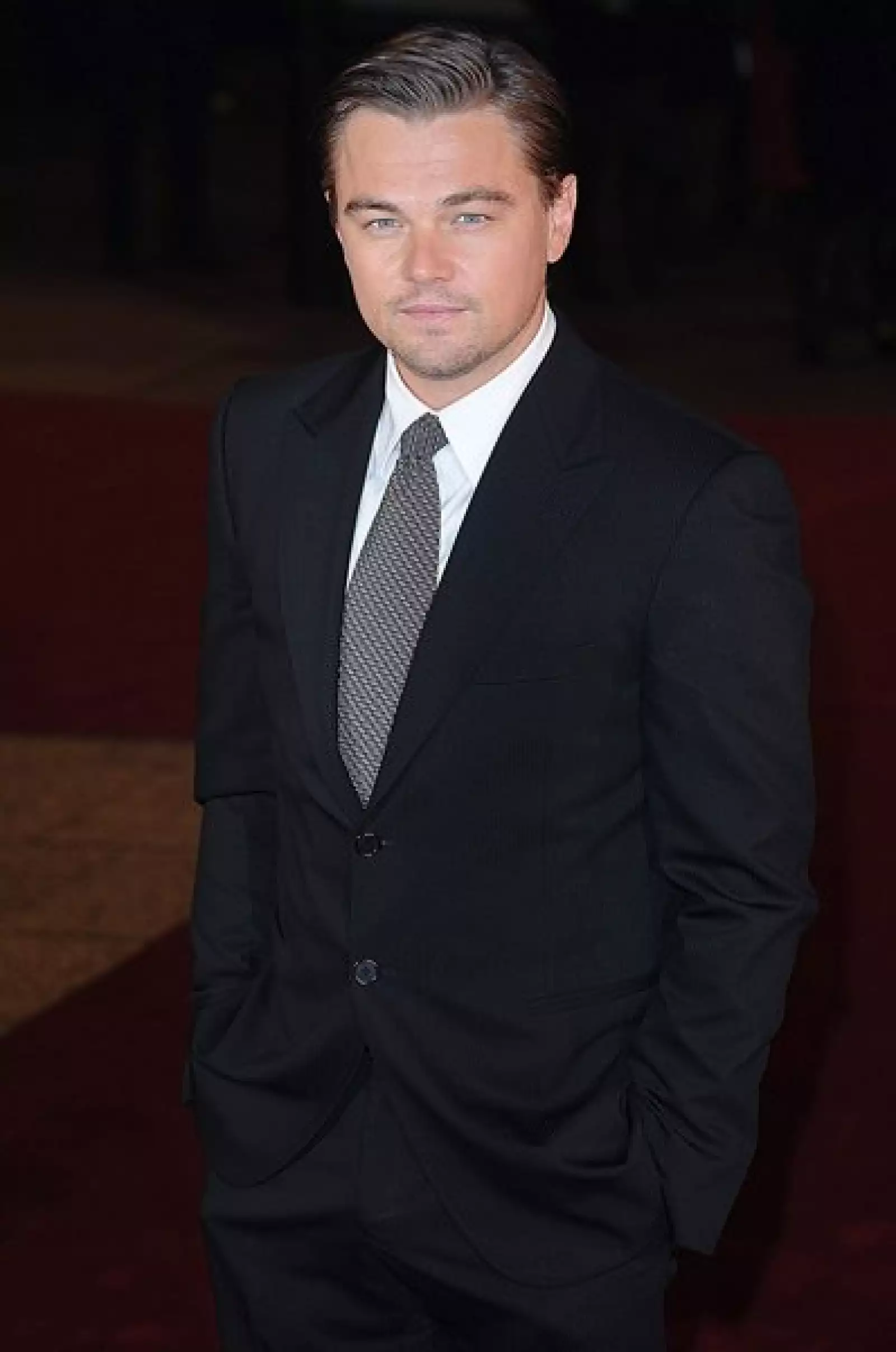 El actor estadounidense anduvo con la modelo Gisele Bündchen y se dijo que terminaron porque ella se quería casar, a lo que él se rehusó. Ahora es novio de Bar Refaeli pero la fecha de boda aún es lejana.