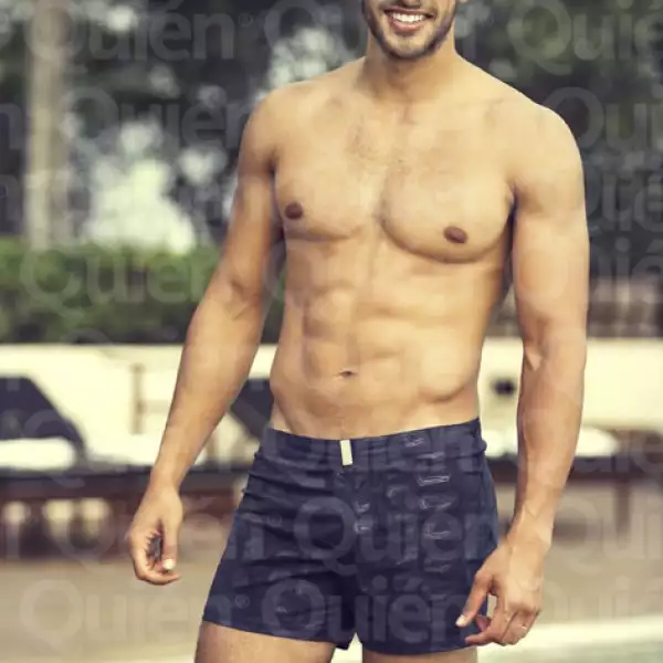 Gabriel Rojo de la Vega (Traje de baño: Vilebrequin.)