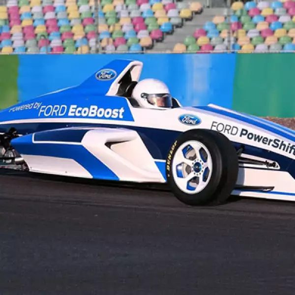 Su chasis tubular de acero es certificado por la FIA. Tiene estructuras de choque delanteras y traseras de fibra de carbón, paneles laterales de intrusión, sistema de protección para la cabeza, asiento desmontable y cuerdas para las llantas.