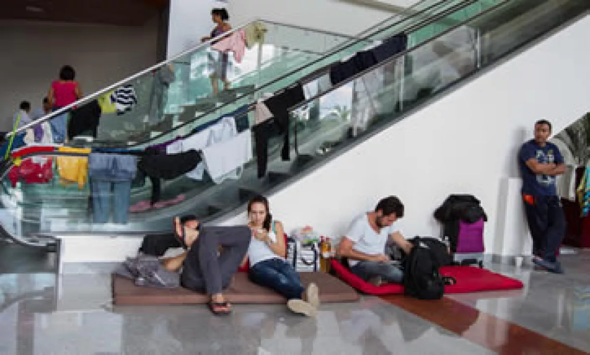 Turistas varados en el Aeropuerto Internacional de Acapulco, debido a los daños y afectaciones por el paso de los fenómenos (Foto: Notimex)