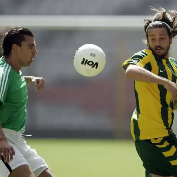 Diego mostrando sus habilidades con el balón.