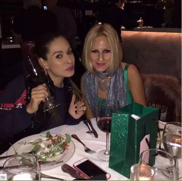 La familia celebró la Navidad rodeada de amigos.