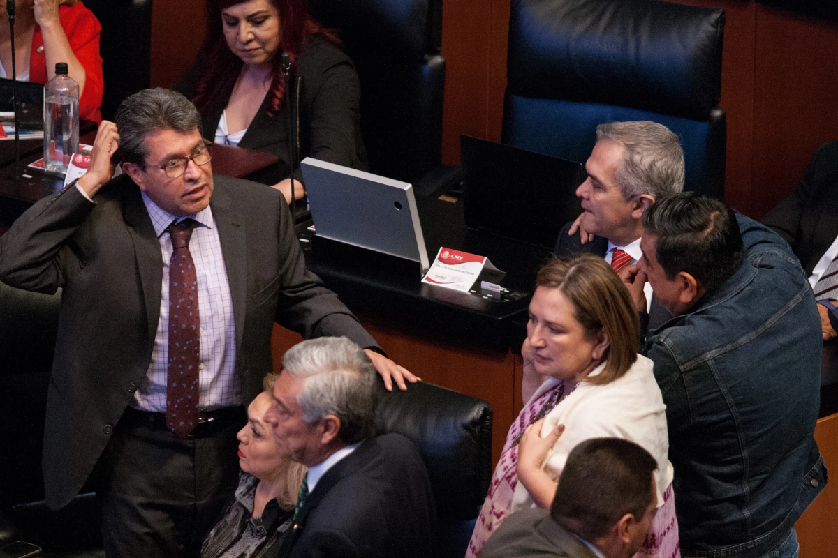 Senadores en votación