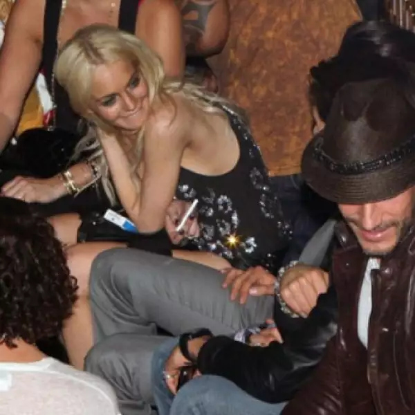 A pesar de que Lindsay desea alejarse de los medios, no puede ya que siempre anda de fiesta.