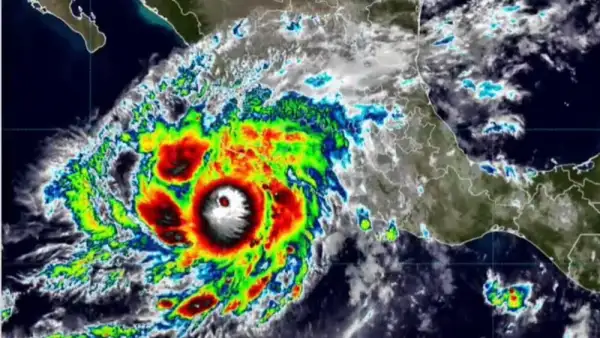 Imagen satelital del huracán Simón sobre el océano Pacífico, frente a las costas de México.