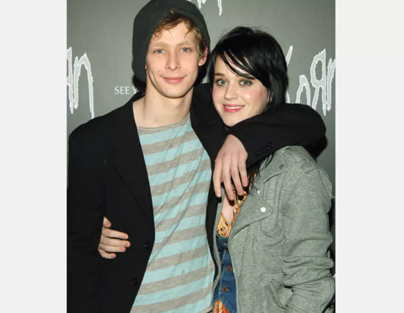 Se dice que la cantante se encuentra triste luego de enterarse de la muerte del actor Johnny Lewis, con quien mantuvo una relación entre 2005 y 2006.