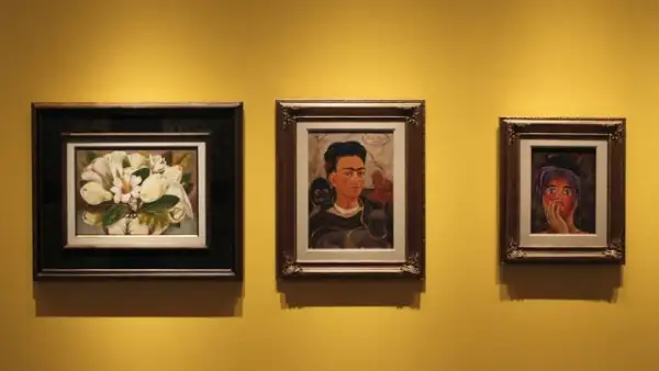 Los cuadros `Magnolia´, `Autoretrato con changuito´ y `La Máscara´ formaron parte de la exposición `Retrospectiva de Frida Kahlo´ en el Museo Martin-Gropius-Bau de Berlín, en abril de 2010.