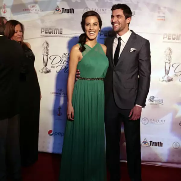 Esmeralda Pimentel, Osvaldo de León