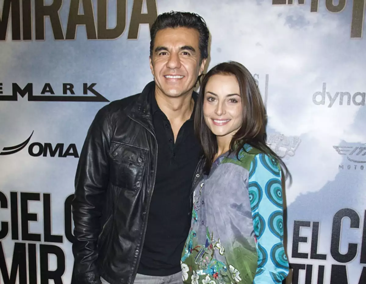 Después de tres años de relación con Adrián Uribe, la actriz regresa a la soltería. La noticia la confirmó el comediante en el programa de Javier Poza.