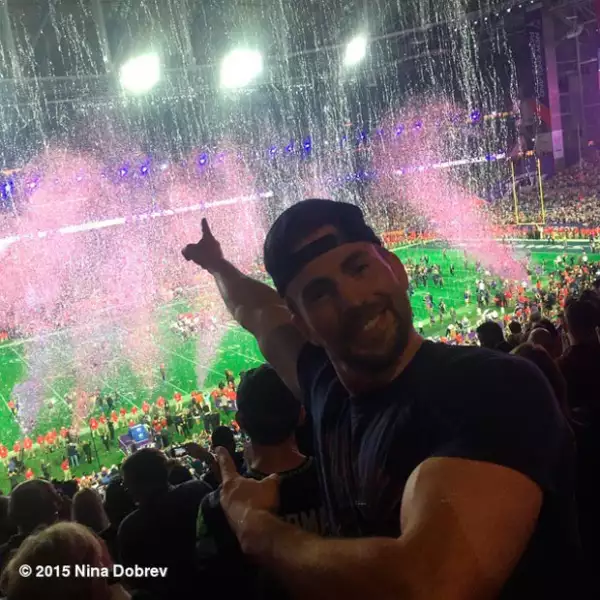 Chris Evans muy feliz porque los Patriots triunfaran al final.