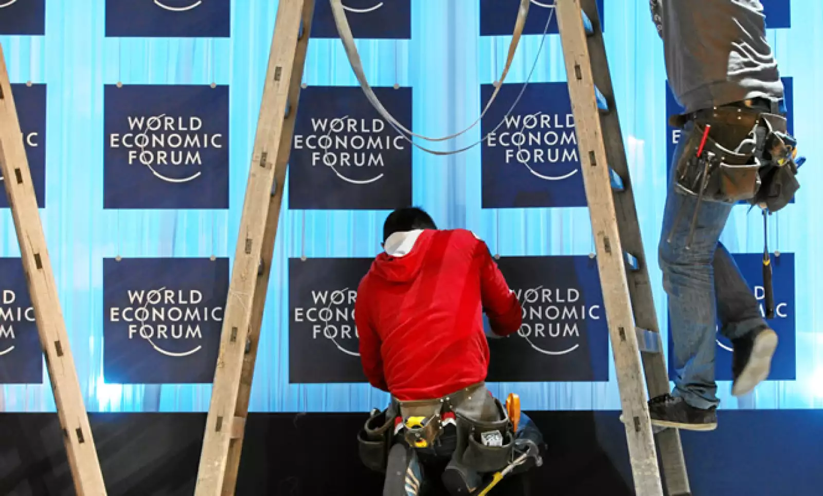 Los preparativos en Davos llegan a su etapa final. Miembros del equipo técnico trabajan para adecuar los espacios comunes.