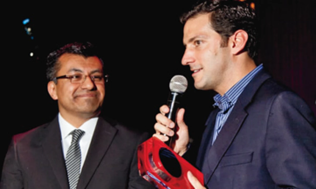 Gerardo Rojas, de Domino’s Pizza (derecha), recibió los premios a su sistema de pedidos en línea. (Foto: Carlos Aranda / Mondaphoto)