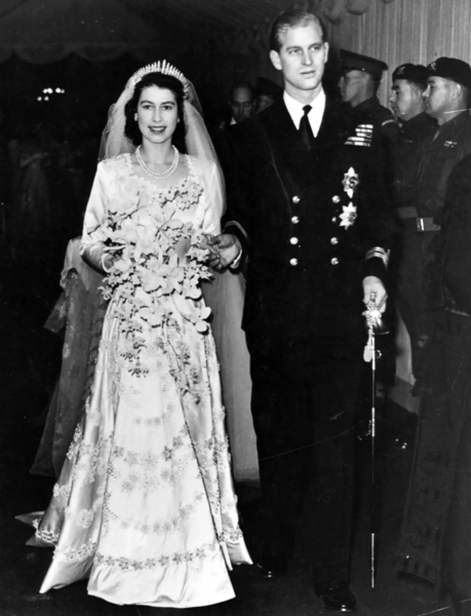 La reina Isabel II sólo tenía 21 años cuando se casó con el príncipe Felipe en 1946. Su conjunto nupcial estuvo confeccionado con satín, hilos de plata y 10 mil perlas importadas.