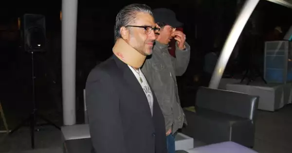 Pese a estar lastimado del cuello, el cantante lucía tranquilo y en ambiente.