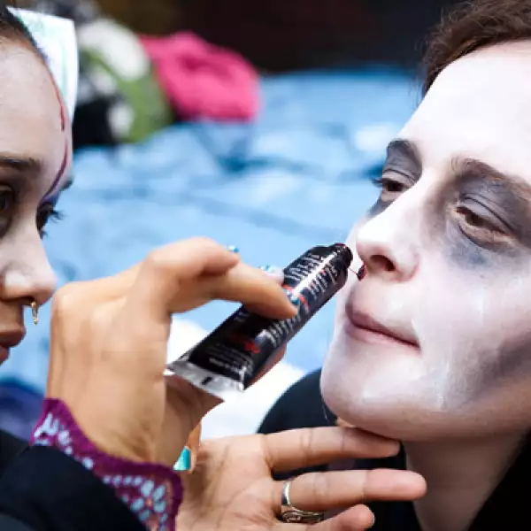 Uno de los manifestantes colocó una mesa con montones de dinero falso y maquillajes que usó para caracterizar a los activistas.