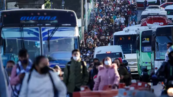 (Miles de usuarios resultaron afectados por el bloqueo de avenida Insurgentes, a la altura de Indios Verdes, por parte de transportistas que exigen un aumento a la tarifa)
