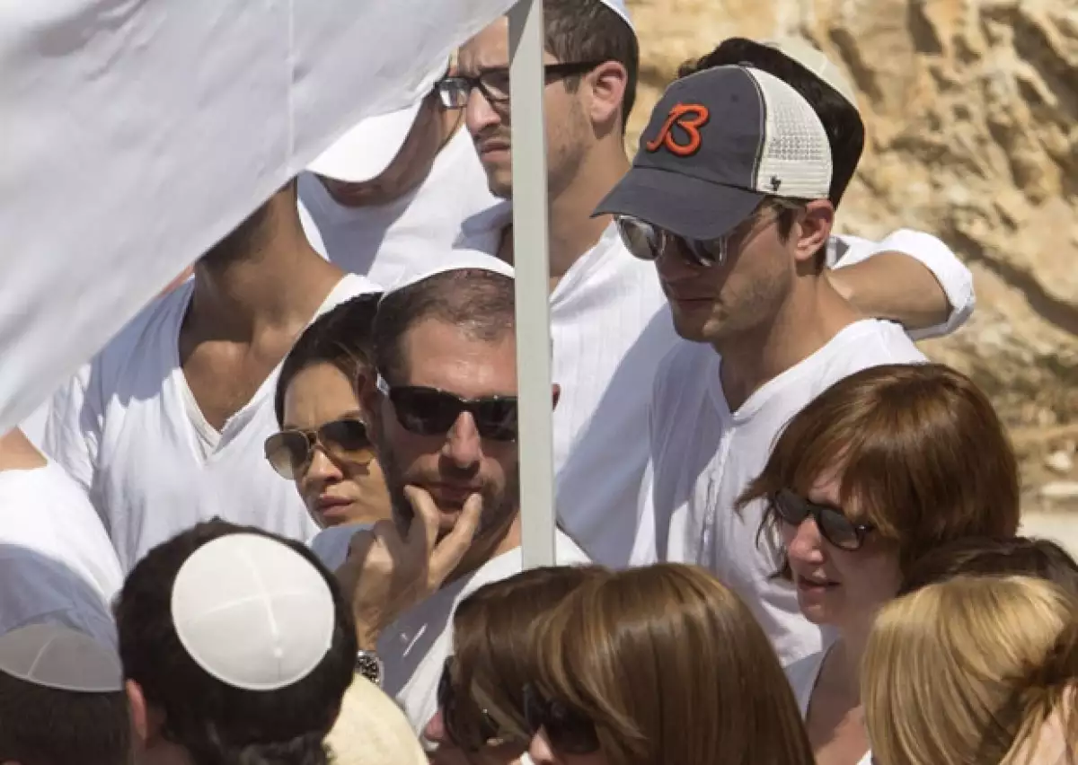 La devota pareja de actores asistió a dar el último adiós a el "gran rabino" Philip Berg, este miércoles en Israel. Ambos actores parecían muy conmovidos.