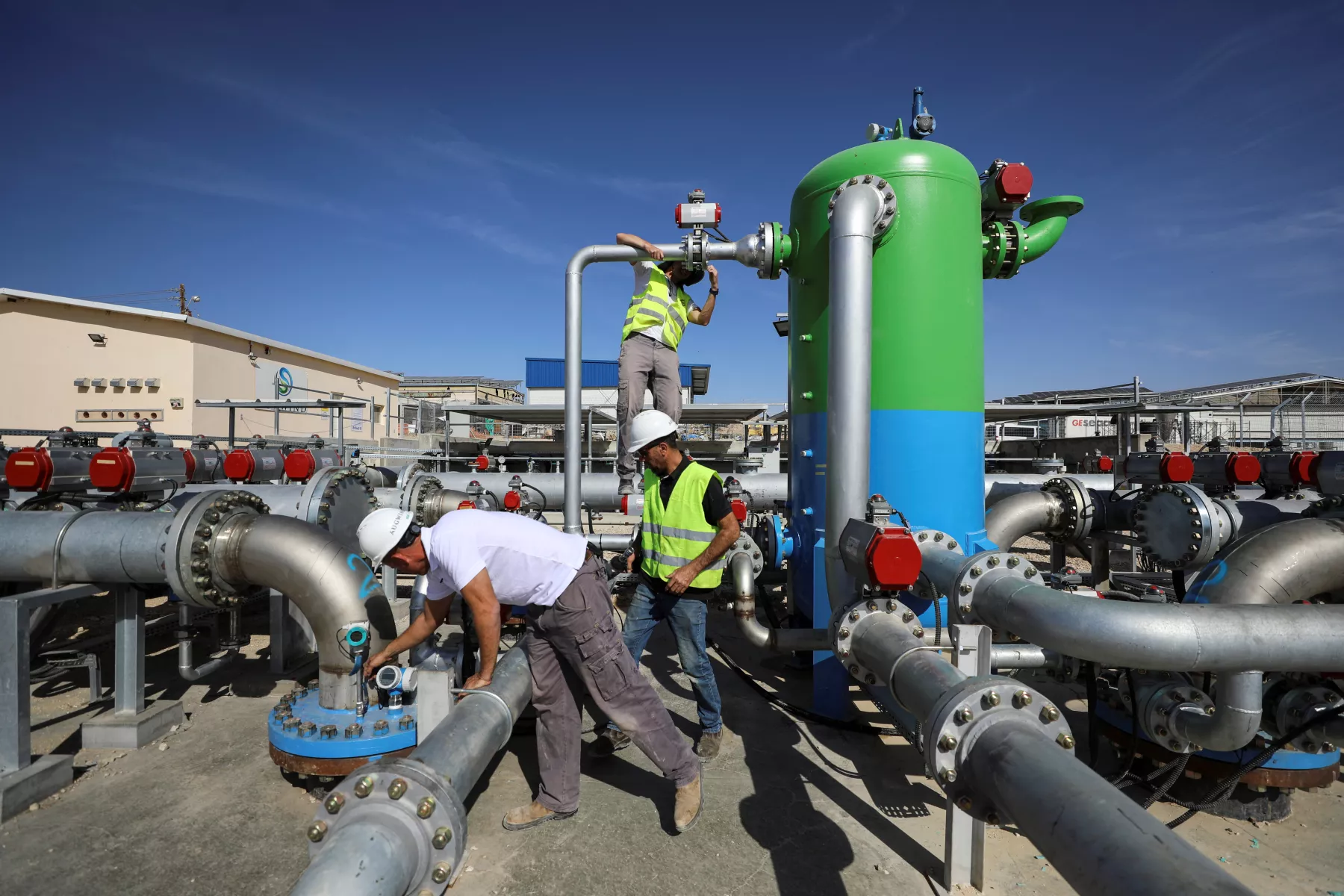 Empleados trabajan en las instalaciones comerciales de Augwind en el Kibutz Yahel, en Israel. 