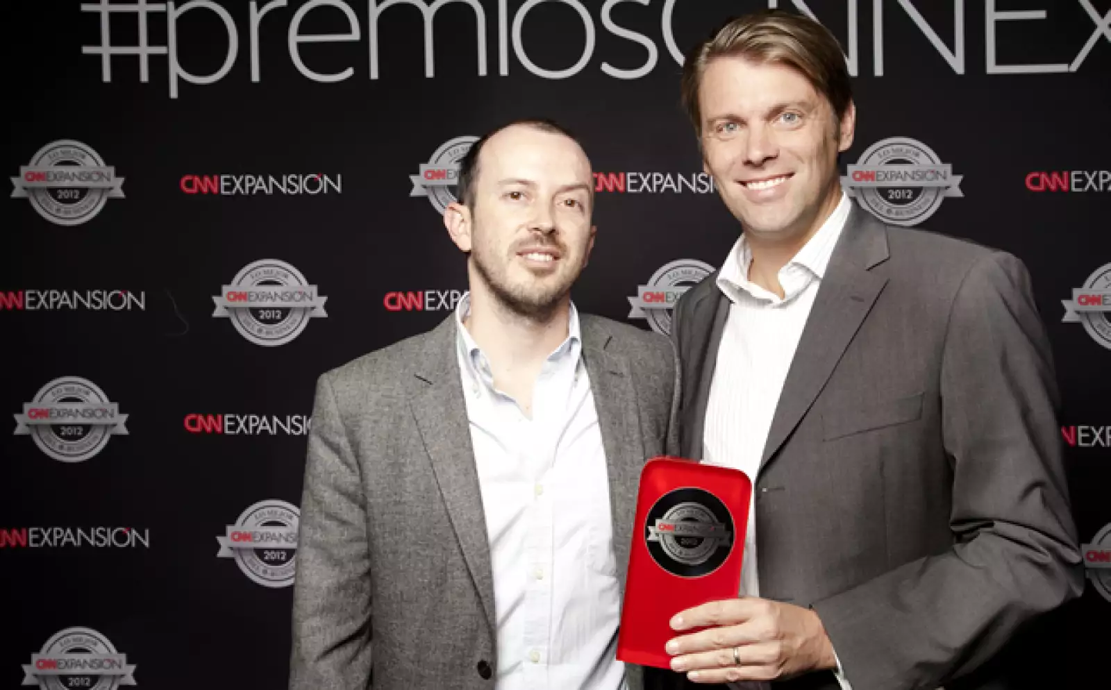 José Calderoni y Holger Blankenstein, director de mercadotecnia y director comercial de Volaris, empresa elegido como lo mejor del Turismo a la hora de hacer e-business.