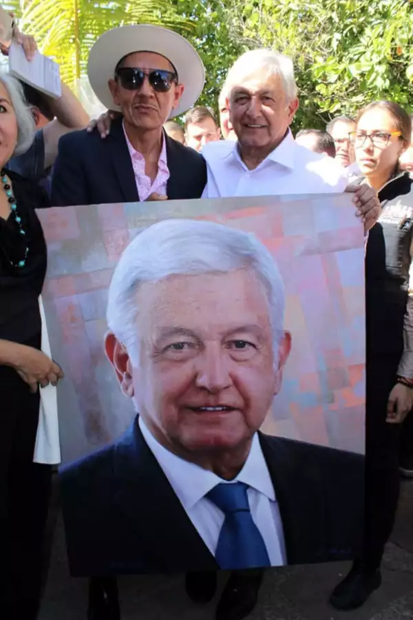 Ernesto Ríos Rocha con Andrés Manuel López Obrador 1.jpg