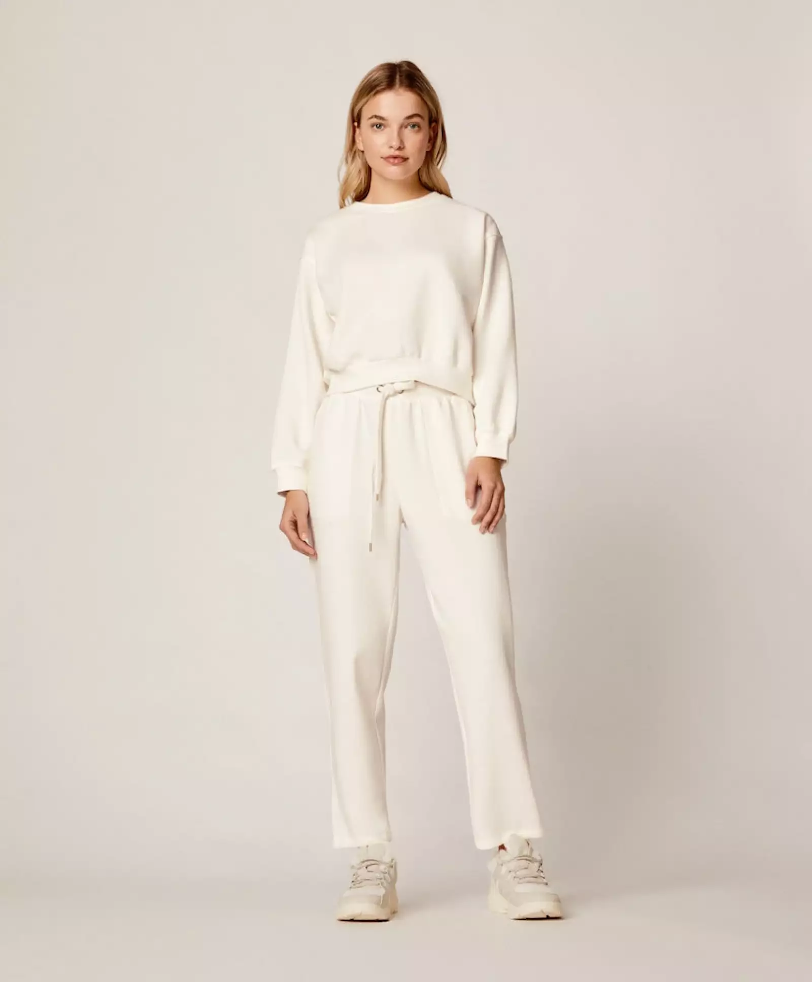 Meditar con un total look white. Unos pants y una hoodie para relajarte y despejar tu mente por unos minutos.
Oysho.com / pantalón: $599, hoodie: $499