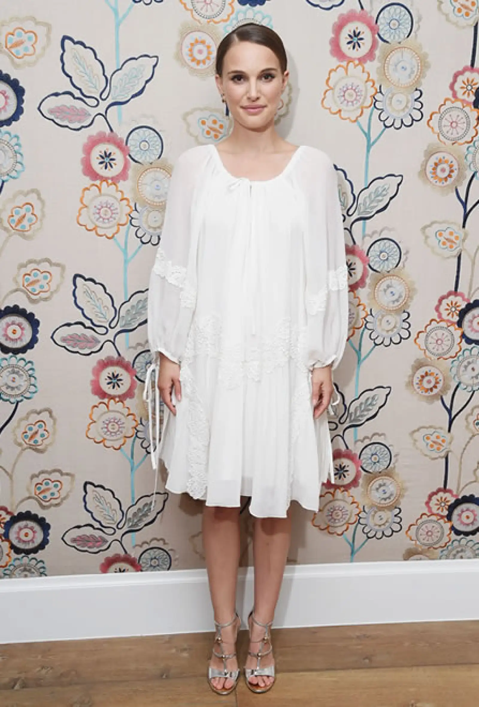 Natalie Portman eligió un vestido bohemio en blanco con encaje para celebrar el estreno de su más reciente película, A Tale of Love and Darkness. Complementó su look con sandalias Christian Dior, pelo recogido y un maquillaje muy sutil.