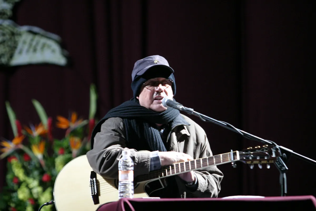 En noviembre de 2006, el cantante cubano Silvio Rodríguez tocó un par de canciones luego de la toma de protesta de Andrés Manuel López Obrador como "presidente legítimo", en el Zócalo de la Ciudad de México.