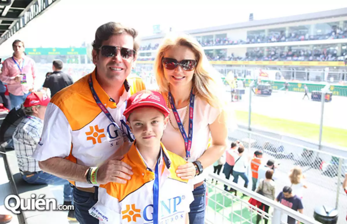 Juan Pablo explicándole todos los detalles de la carrera a su familia