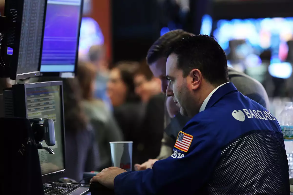El Dow Jones pierde 0.22% a 17,858 unidades.