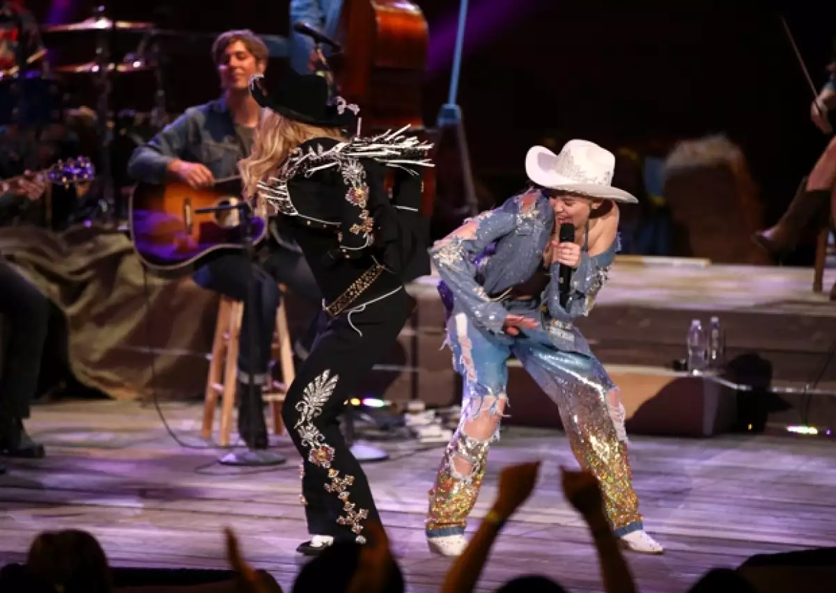 Miley Cyrus estaba orgullosa de haber dado una nalgada a la reina del pop.