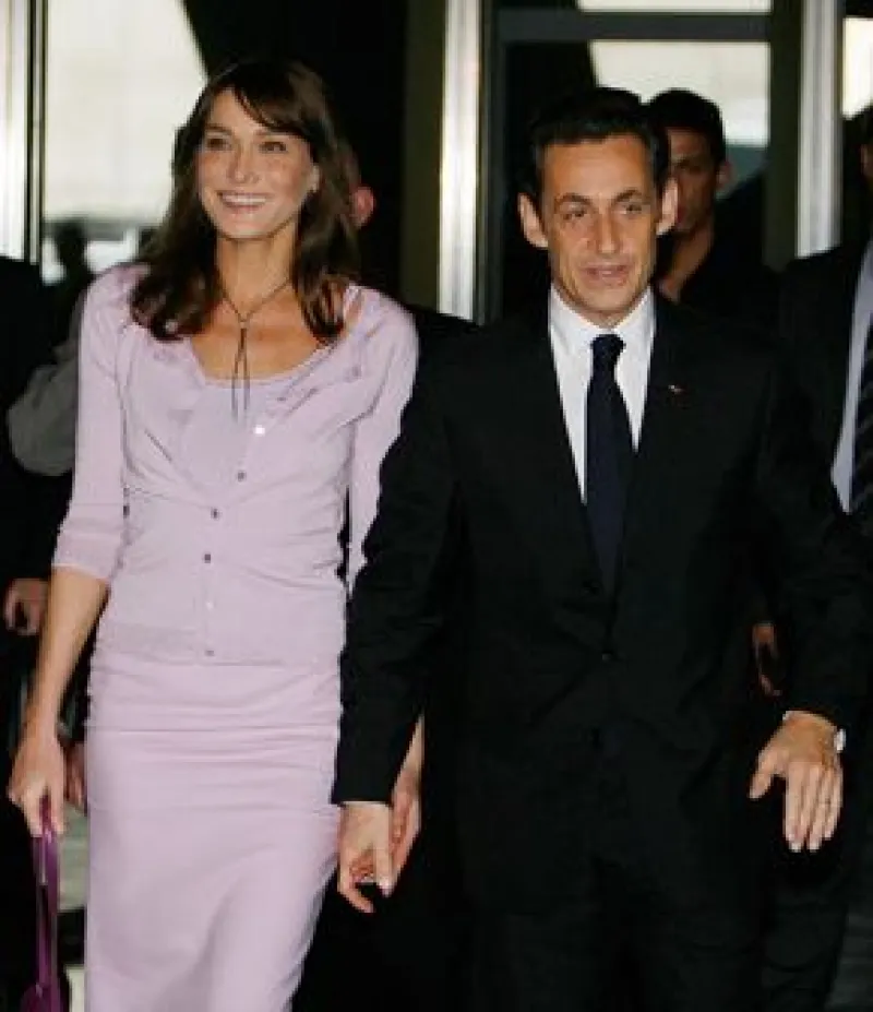 Luego de haber cumplido su primer año de casados, el presidente francés, se cambió oficialmente a la vivienda de su esposa.