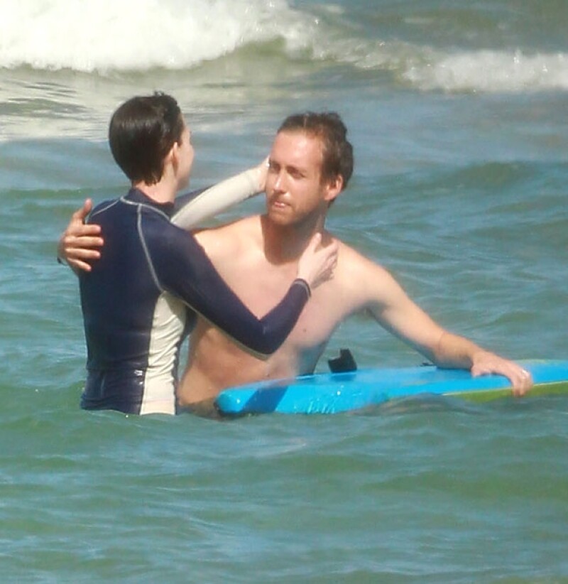 Su esposo la tranquilizó luego del gran susto.