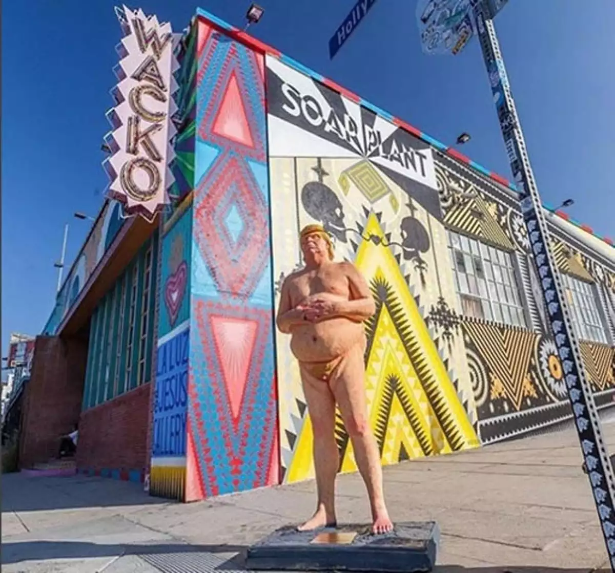 En Los Ángeles también pusieron una estatua.